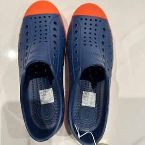 NWT Native Jefferson kids size J3. Frontier Blue/Laflame Orange